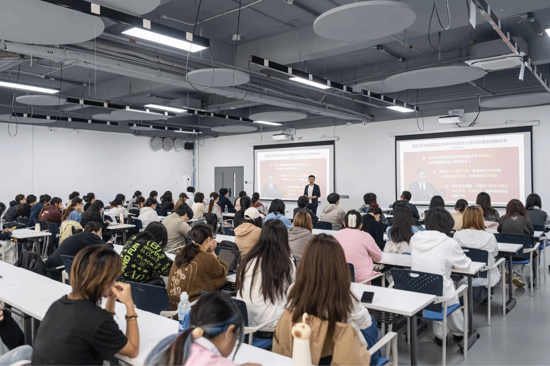 校领导为创意与创新学院学生讲授思政课