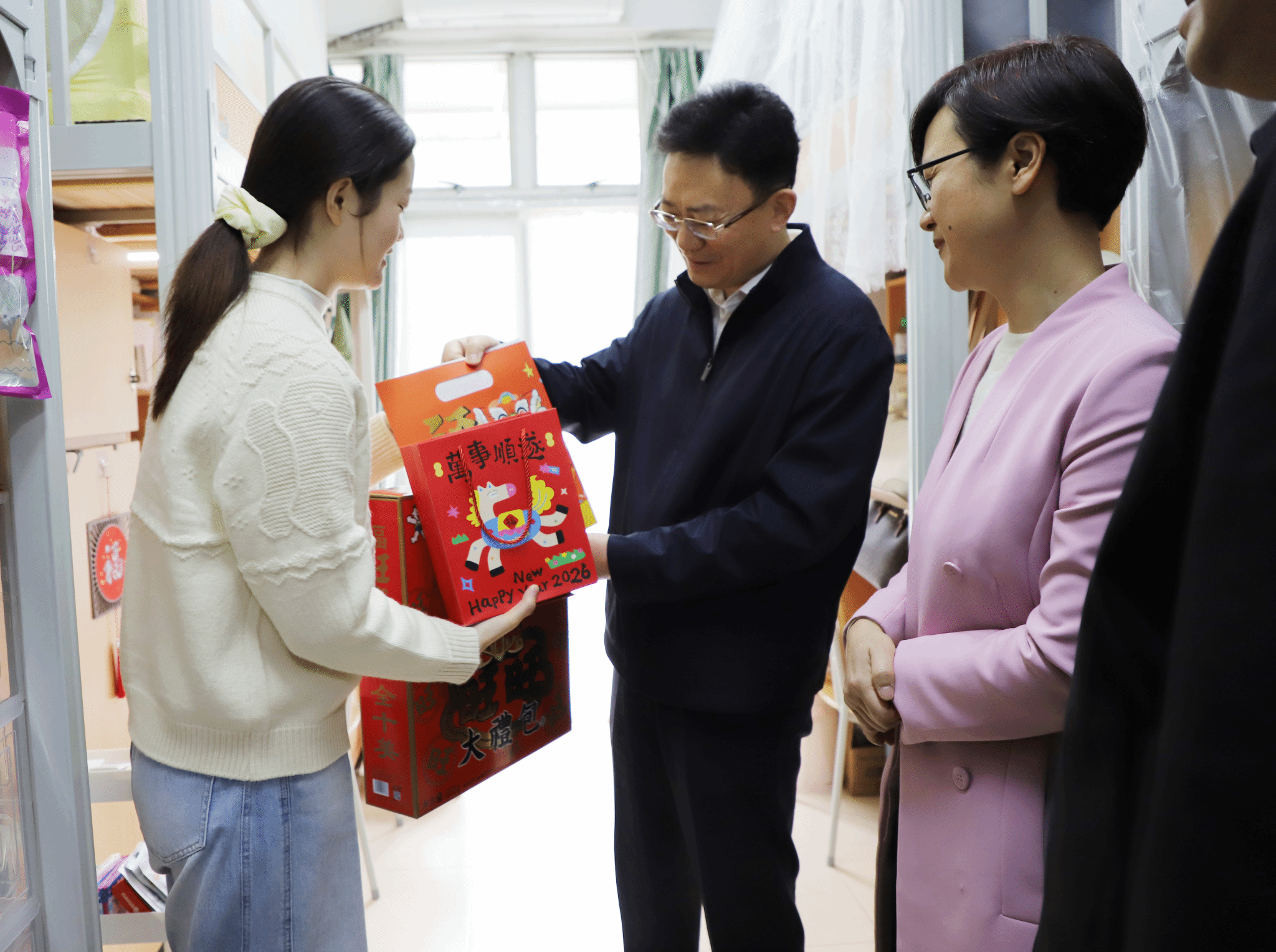 学校慰问寒假留校学生